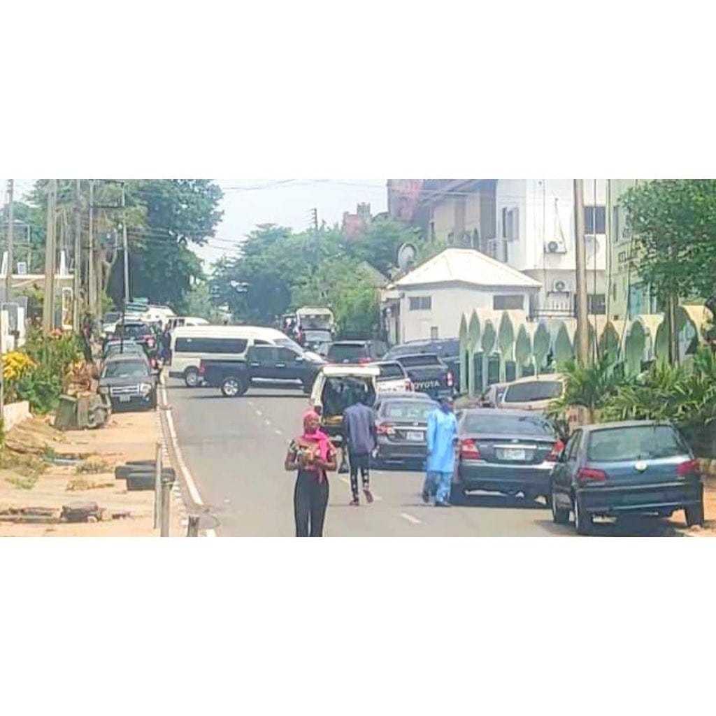 EFCC reportedly barricades Kogi ex-Gov. Yahaya Bello’s house in Abuja amid N84billion fraud case 1 20240417 144144