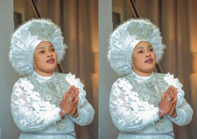 Tears flow as Popular Nigerian gospel singer, Morenikeji ‘Egbin Orun,’ is laid to rest. 1 images 49