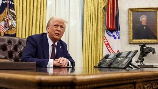 Pres. Trump jokes about running for a third term in a speech, sparks mixed reactions. 1 images 4 5